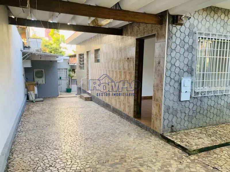 Casa Térrea de 2 dorms, 2 vagas para carro, ônibus para o terminal metrô na porta.