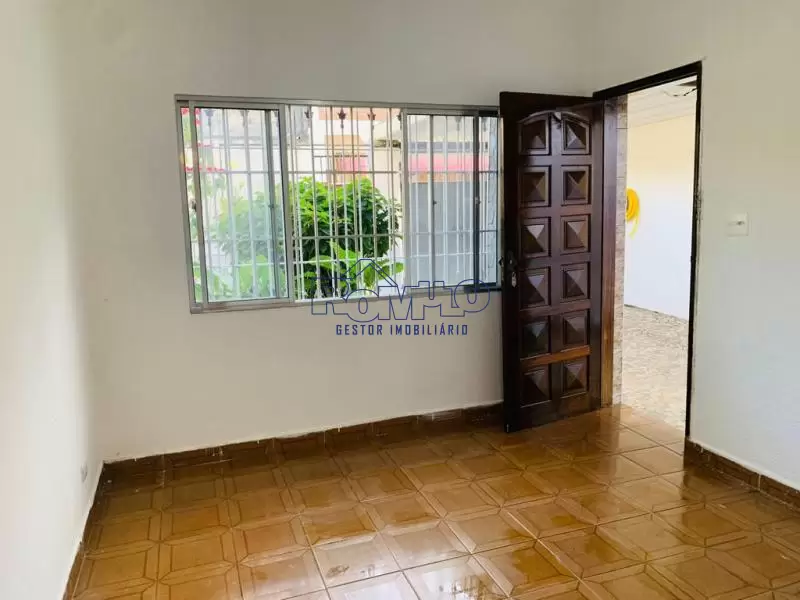 Casa Térrea de 2 dorms, 2 vagas para carro, ônibus para o terminal metrô na porta.