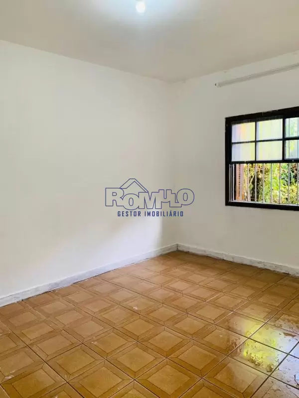 Casa Térrea de 2 dorms, 2 vagas para carro, ônibus para o terminal metrô na porta.