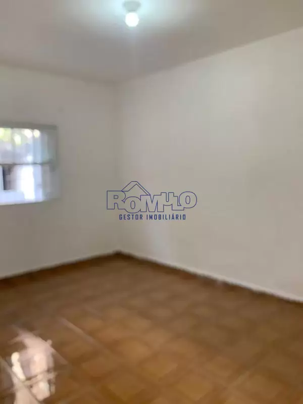 Casa Térrea de 2 dorms, 2 vagas para carro, ônibus para o terminal metrô na porta.