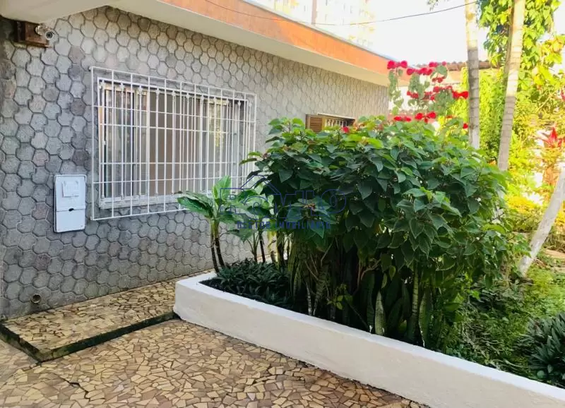 Casa Térrea de 2 dorms, 2 vagas para carro, ônibus para o terminal metrô na porta.