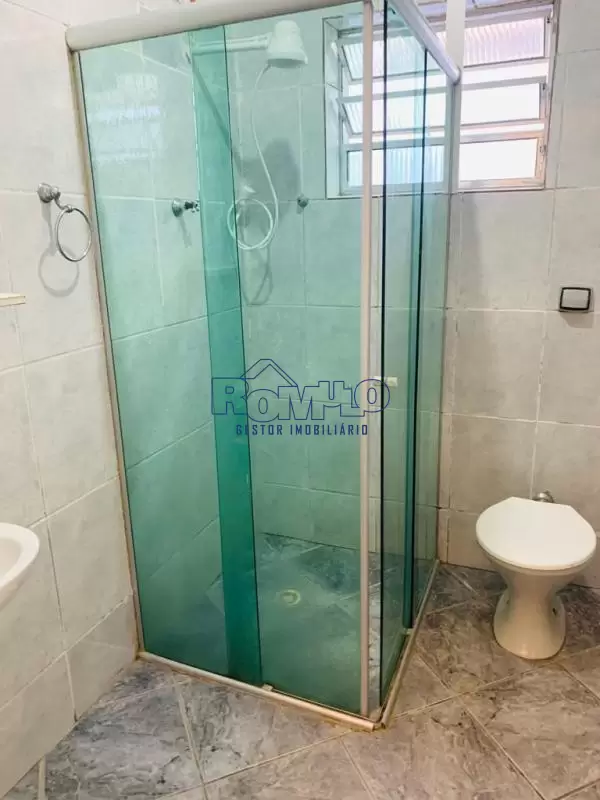 Casa Térrea de 2 dorms, 2 vagas para carro, ônibus para o terminal metrô na porta.