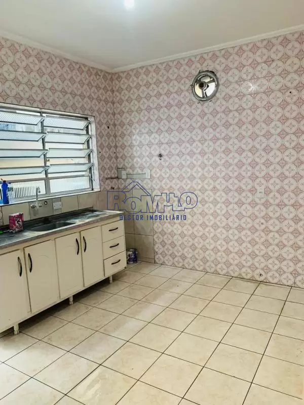 Casa Térrea de 2 dorms, 2 vagas para carro, ônibus para o terminal metrô na porta.