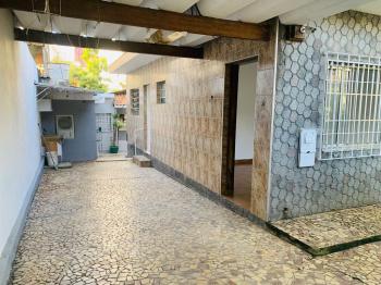 Casa Térrea de 2 dorms, 2 vagas para carro, ônibus para o terminal metrô na porta.