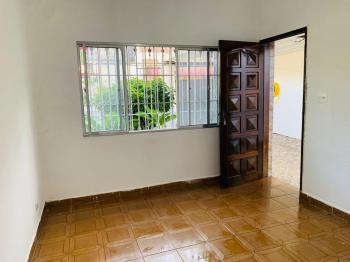 Casa Térrea de 2 dorms, 2 vagas para carro, ônibus para o terminal metrô na porta.