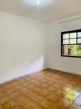 Casa Térrea de 2 dorms, 2 vagas para carro, ônibus para o terminal metrô na porta.