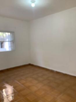 Casa Térrea de 2 dorms, 2 vagas para carro, ônibus para o terminal metrô na porta.