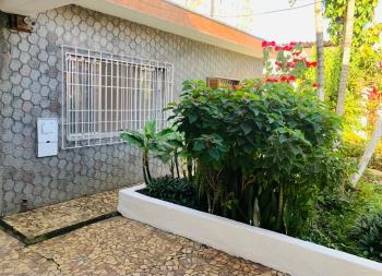 Casa Térrea de 2 dorms, 2 vagas para carro, ônibus para o terminal metrô na porta.